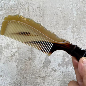 หวีเขาสัตว์ทำมือสไตล์โมเดิร์น ป้องกันไฟฟ้าสถิต ลดการชี้ฟู สำหรับร้านเสริมสวยและใช้ในบ้าน บรรจุภัณฑ์แบบกำหนดเองได้ - Product Image 1