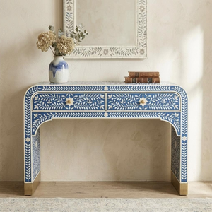 Une élégante table console cascade bleue avec incrustations en os, ornée de motifs floraux détaillés et dotée de deux tiroirs, disponible en gros. - Product Image 1