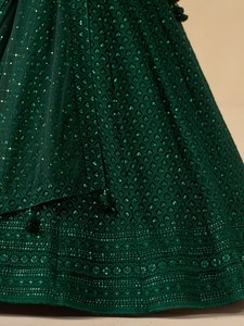Lehenga Choli vert brodé en satin à motif floral avec pompons, robe longue traditionnelle deux pièces à taille empire pour femme, idéale pour les mariages et les fêtes - Product Image 3