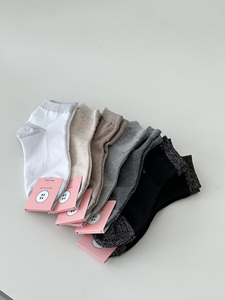 Chaussettes courtes pour femmes, couleur unie, mélange de coton, respirantes, usage quotidien, style classique, bordure pailletée, noir, blanc, gris, beige - Product Image 1