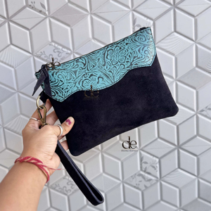 Cartera de mano de cuero auténtico con grabado y diseño occidental, color negro, con pelo de piel. - Product Image 1