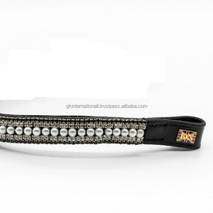 Diadema para caballo de cuero negro con forma de onda, estilo inglés, con cristales decorativos, perlas, pedrería y cadena de diamantes. - Product Image 1