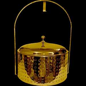 Elegante Cazuela Dorada Aislada con Diseño Martillado, Asa de Transporte Grande en Forma de Arco y Tapa Abombada, Olla de Lujo para Mantener la Comida Caliente para Servir en la Mesa - Product Image 1