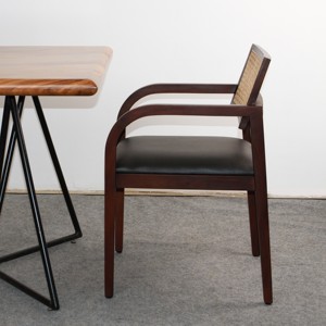 Chaise de salle à manger en bois de mahogany massif et rotin avec siège rembourré en cuir PU noir pour la maison, la villa, l'appartement et l'hôtel - Product Image 3