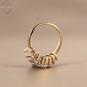 Anillo de Diamantes de Corte Esmeralda de Lujo en Oro Amarillo con Baguettes Graduadas, Joyería de Compromiso, Regalo para Mujer - Product Image 2