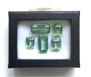 Piedra de turmalina verde natural de 62.02 quilates con corte octogonal para la elaboración de joyería fina. - Product Image 4