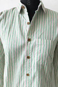Camisa de algodón a rayas con estampado a mano |   Camisa Verde y Blanca con Botones |   Camisa Unisex Hecha a Mano por Artesanos |   Top de Moda Sostenible - Product Image 3