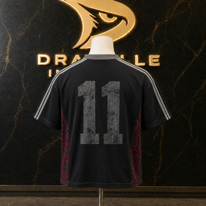 Maillot de football oversize Y2K pour homme OEM, col en V noir, style rétro hip-hop streetwear, avec empiècements color block léopard bordeaux et argenté - Product Image 2