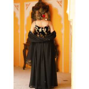 Vestido Negro con Rubíes Hecho a Mano, Corte en A, con Bordado Floral, Cintura Imperio, Talla XS, Hecho de Tela de Chifón - Product Image 4