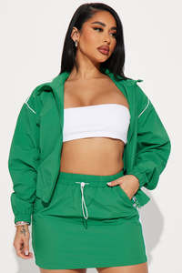 Ensemble sportif décontracté deux pièces pour femme : coupe-vent court vert à capuche et short, fermeture éclair, manches longues, taille élastique - Product Image 4