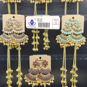 Boucles d'oreilles pendantes en forme de fleur plaquées or, style Chandbali, avec perles en émail Meenakari pastel et franges longues, ensemble de chaînes d'oreilles Ghungroo, vente en gros - Product Image 1