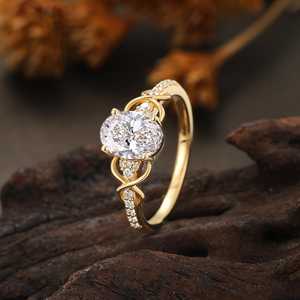 Anillo de compromiso, boda o aniversario clásico para mujer, de oro amarillo de 9 quilates, con diamante ovalado cultivado en laboratorio. - Product Image 2