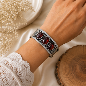 Brazalete Ovalado Vintage Crimson Glow Hydro Garnet, Joyería Artesanal Hecha a Mano para Mujer, Chapado en Plata y Oro sobre Latón - Product Image 4