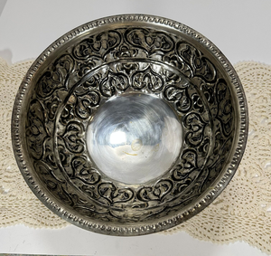 Cuenco de Pedestal de Plata Grabado a Mano con Diseño Floral Vintage, Recipiente Metálico con Base, Centro de Mesa Estilo Antiguo, Recipiente Decorativo - Product Image 3