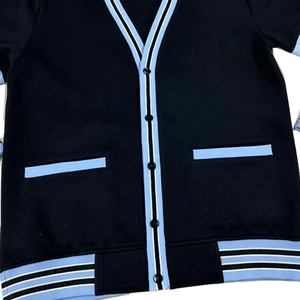 เสื้อคาร์ดิแกนคอวีสีดำสำหรับผู้ชาย ดีไซน์ลายทางแขนยาว ปิดกระดุมเม็ดเดียว สวมใส่ได้ในฤดูใบไม้ร่วง โดย Tiki Taka Sports - Product Image 6