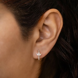 Pendientes de Aro con Diamantes y Flor de Loto en Oro de 18k, Corte Marquesa, Joyería Floral Inspirada en la Naturaleza, Pendientes Elegantes y Delicados - Product Image 3