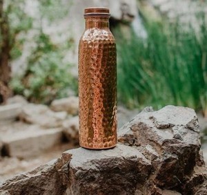 Bouteille d'eau en cuivre de luxe, vaisselle en métal haut de gamme, réutilisable, écologique, pour occasions spéciales et cadeaux - Product Image 1