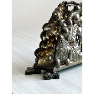 Support décoratif autoportant en métal vintage le plus vendu avec motif de raisin pour mouchoirs - Product Image 4