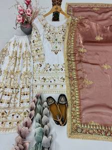 Traje Sharara de Organza de Lujo para Mujer Pakistaní, con Mangas Delanteras y Dupatta Profusamente Bordados con Detalles Premium como Cuentas - Product Image 2