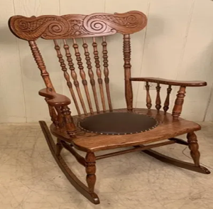 Fauteuil à bascule rustique d'extérieur de style Adirondack en bois, fabriqué à partir de coupes de bois naturel et de larges lattes, disponible à prix de gros - Product Image 2
