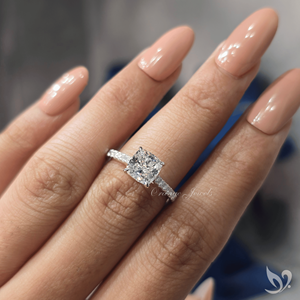 Anillo de Compromiso con Diamante Cultivado en Laboratorio, Corte Cojín, 2 Quilates, Banda Pavé Catedral, Oro Blanco de 10K, Anillo de Novia Impresionante - Product Image 5