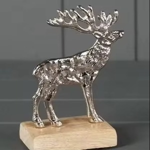 Adorno Navideño Moderno de Reno Metálico Decorativo para Espacios Festivos - Product Image 3