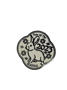 Buen Precio, Pin de Solapa de Esmalte Suave Personalizado con Logotipo, Estilo Anime, Recubierto de Epoxi, de Aleación de Zinc y Níquel Negro, Talla Única, para Eventos - Product Image 2