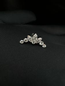 Pendiente de tuerca con diseño floral de diamante de loto y guirnalda, engaste invisible con diamante marquesa cultivado en laboratorio, oro macizo, para perforación de cartílago - Product Image 4