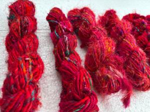 Hilo de Seda Sari Ecológico de Color Rojo Primario, Hecho a Mano con Fibra Reciclada para Tejer a Mano, Crochet, Manualidades y DIY - Product Image 3