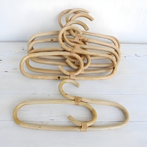 Cintres en bois naturel, prix compétitif, cintre en rotin, accessoire ambiance bohème pour vêtements de bébé - Product Image 1