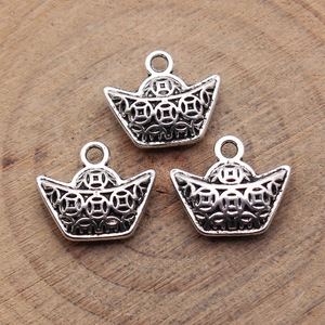 Amuleto <span class=keywords><strong>de</strong></span> Lingote Relleno <span class=keywords><strong>de</strong></span> Monedas 14x12mm <span class=keywords><strong>de</strong></span> Aleación <span class=keywords><strong>de</strong></span> Zinc Plateado Antiguo para Joyería <span class=keywords><strong>de</strong></span> Año Nuevo Lunar - Product Image 2