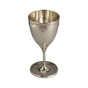Gobelet à vin en métal d'inspiration classique, calice gravé avec des motifs complexes, élégante coupe à boire, vaisselle de bar décorative, accent de mariage - Product Image 4