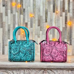 Bolso de mano de cuero de lujo con estampado floral rosa, asa superior y cierre de cremallera. - Product Image 5