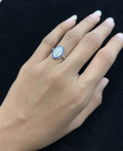 Bague de fiançailles classique en argent blanc vintage pour femme, sertie de diamants de laboratoire taille brillant et pierres latérales, cadeau de mariage - Product Image 4