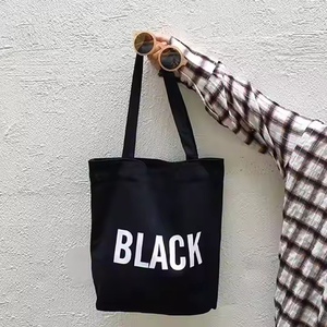 Sac cabas noir crème avec finitions noires, style minimaliste à ouverture supérieure, idéal pour le shopping toutes saisons - Product Image 1
