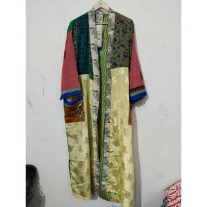 Kimono de luxe d'été, robe longue patchwork faite main, style indien vintage, en soie de sari recyclée, idéal comme cache-maillot ou tenue de nuit. - Product Image 4