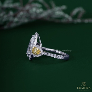 Bague de fiançailles en diamant de laboratoire taille poire 3,42 carats, avec pierres latérales jaunes fantaisie et halo à trois pierres, pour femme - Product Image 5