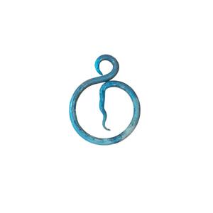 Collier pendentif en spirale bleue fait main, design unique en métal, bijou bleu océan, accessoire de mode, cadeau pour hommes et femmes - Product Image 1
