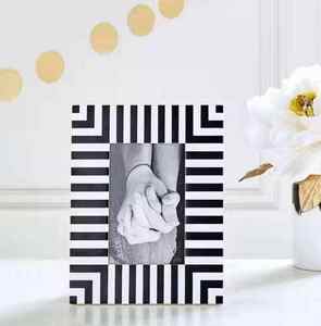 กรอบรูปเรซิ่นดีไซน์ทันสมัยหรูหรา ลายเส้นแนวตั้ง สร้างสรรค์ แขวนผนังหรือวางบนโต๊ะได้ - Product Image 4