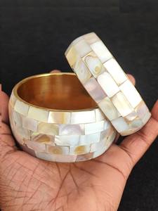 Bracelet élégant incrusté de coquillages, manchette en nacre à motif damier - Product Image 4