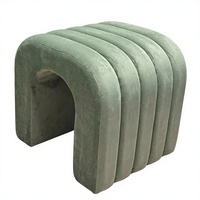 Pouf ottoman arqué à boucles avec nervures verticales, tabouret de coiffeuse en tissu Teddy en forme de U, repose-pieds capitonné pour salon