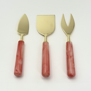 Ensemble de service à fromage de luxe en métal avec manche en résine, couteau et spatule à fromage élégants en acier inoxydable pour la restauration de mariage - Product Image 1