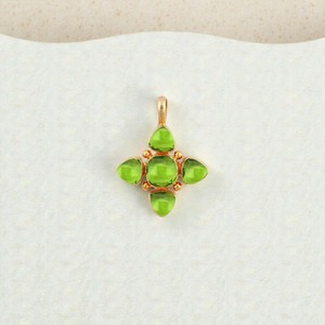 Colgante de Cruz de Plata 925 con Peridoto, Piedra de Nacimiento de Agosto — Amuleto de Fe con Gema Natural Verde, Joyería al por Mayor - Product Image 1