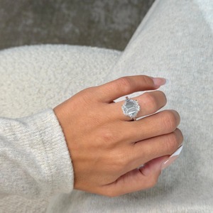 Anillo de Diamante Cultivado en Laboratorio con Corte Esmeralda de 8 Quilates, Tres Piedras, Piedras Laterales Trapezoidales, Anillo de Compromiso de Oro Blanco de 18K, Certificado IGI - Product Image 5