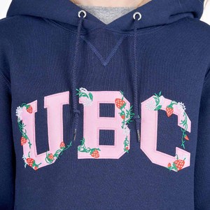 เสื้อสเวตเตอร์มีฮู้ด UBC Okanagan สีกรมท่า พิมพ์ลายตัวอักษรลายดอกไม้ เสื้อสวมหัวผ้าฟลีซลำลองสำหรับทุกเพศ มหาวิทยาลัยแห่งรัฐบริติชโคลัมเบีย - Product Image 6