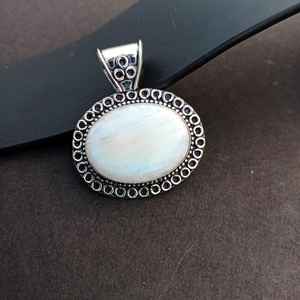 Colgante de piedra lunar natural, plata de ley 925, joyería hecha a mano, regalo para mujer, cumpleaños, diseño único - Product Image 1