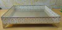 Plateau miroir rectangulaire en argent antique, plateau décoratif en métal filigrané, plateau de vanité orné de découpes florales, plateau de centre de table de mariage