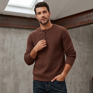 Pull Henley pour homme TESSUTO en tricot gaufré camel marron, manches raglan, bordure côtelée marron foncé contrastante, col boutonné - Product Image 2
