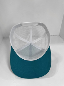 Gorra Trucker Blanca Estructurada con Bordado 3D Personalizable, Fabricada en Vietnam, Estilo Deportivo Urbano para Uso Diario - Product Image 4