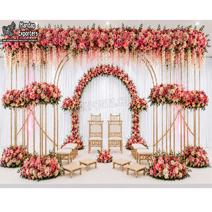 Compre un Impresionante Mandap de Boda de Tres Postes con Acabado Dorado, Arcos Metálicos de Última Generación, Conjunto de Mandap de Lujo para Bodas en Interiores - Product Image 1